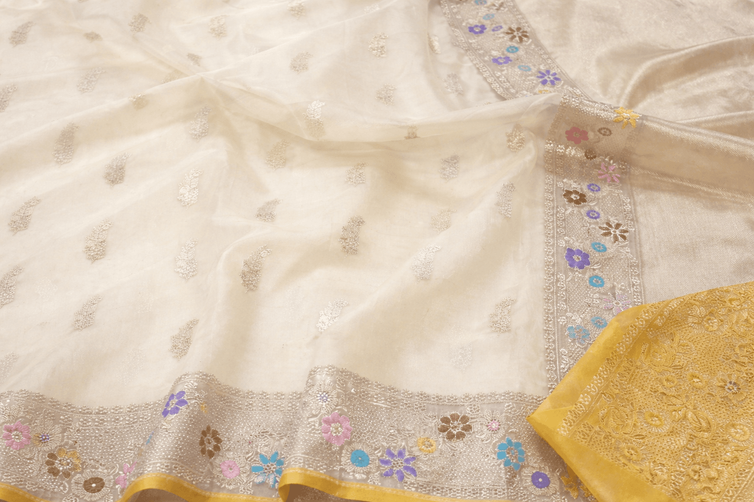A Kadhiyal Banarasi saree showing contrasting body and border